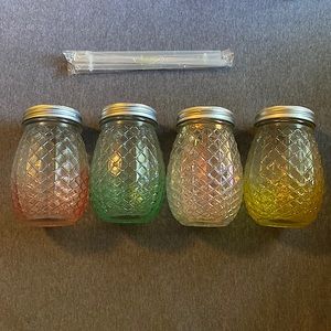 4 pineapple mason jars with screw tops (4), and straws (4).